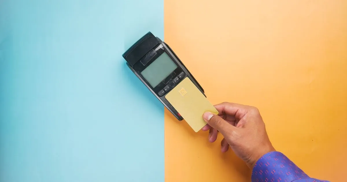 No annual fee credit cards Canada: tapping a card at a payment terminal
